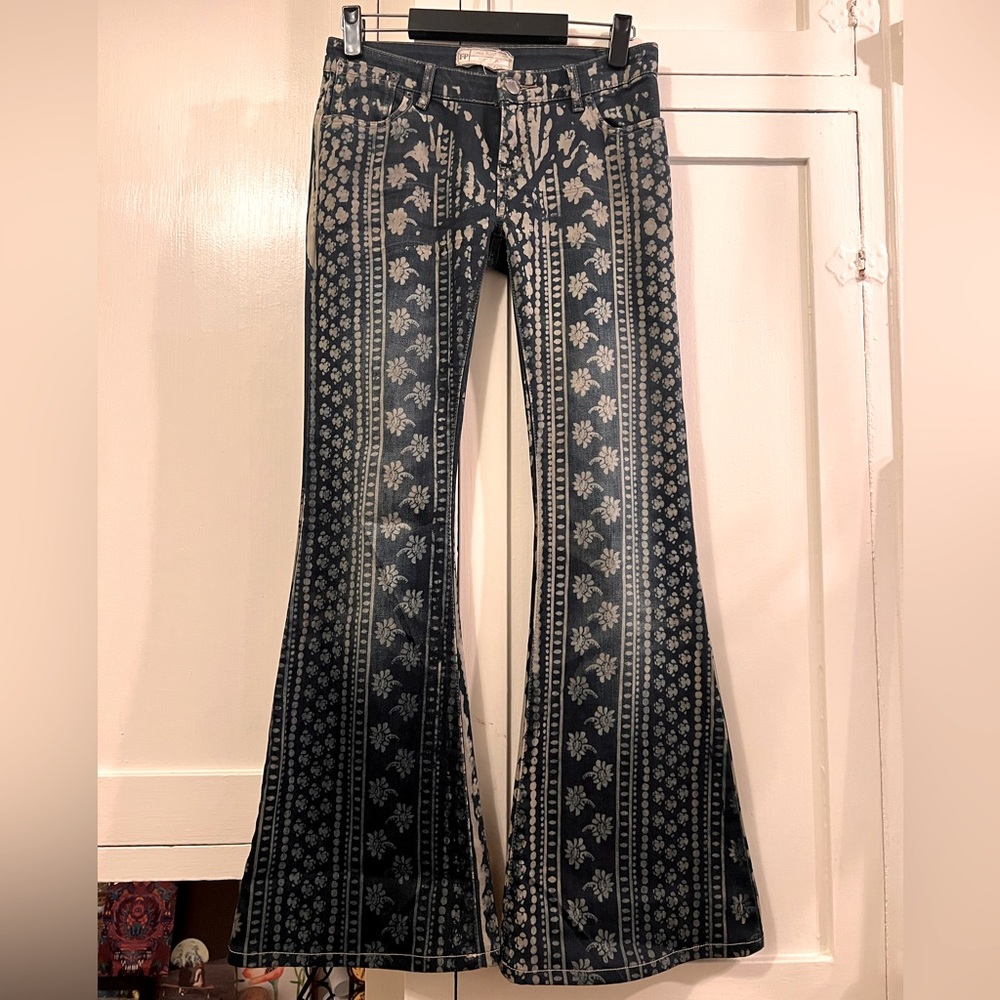 Size 25. Free People Printed Flare Jeans. Dark Wash w Flowers.